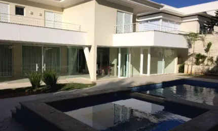 Casa à venda em Campinas, no Alphaville Dom Pedro, com 4 suítes, elevador e lazer privativo.