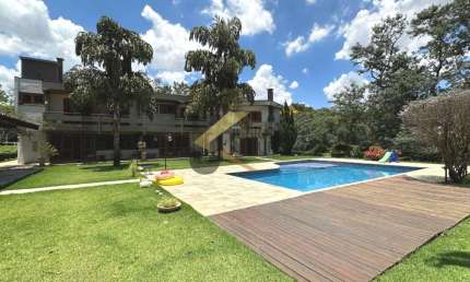 Casa em condomínio à venda no Gramado - Campinas, com 5 suítes, lazer privativo e garagem para vários carros.