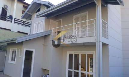 Casa à venda em Valinhos, 3 dormitórios (suíte com closet) e 4 garagens. Living para 3 ambientes, cozinha planejada com despensa, lavanderia,lavabo.