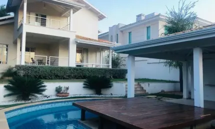 Casa no Alphaville Campinas para locação, com 4 suítes (1 suíte - máster com closet), piscina, espaço gourmet e 4 garagens.