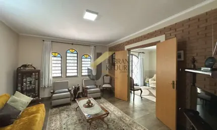 Casa à venda na Vila Nogueira - Campinas, com 3 quartos (1 suíte com quarto de apoio) e garagem para vários caros.