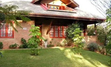 Casa em condomínio desejado à venda, 4 dormitórios (2 suítes com closet), 4 vagas de garagem, piscina. Estilo rústico Condomínio com muita área verde