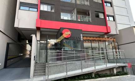 Apartamento mobiliado, equipado e decorado para aluguel no Bosque, 1 suíte com closet e lavabo, sala para 2 ambientes, varanda e garagem coberta