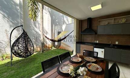 Casa espetacular à venda em condomínio ao lado do Alphaville Campinas, com 4 quartos (2 suítes) e garagem para 2 carros.