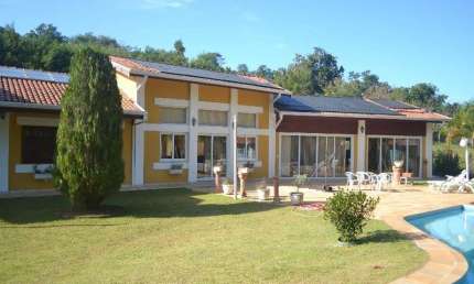 Casa térrea à venda em condomínio de chácaras de alto padrão em Sousas com 1.500m² de construção, com 20.220m² de área de terreno com topografia plana com fundo para o rio Atibaia, toda cercada com al
