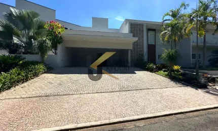 Casa em condomínio à venda no Residencial Villa Lombarda - Valinhos, 4 suítes com closet (1 térrea), lazer comum e garagem para 6 carros com oficina.