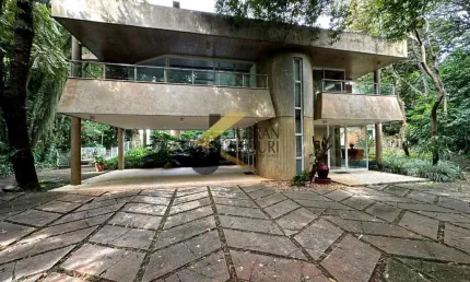 Casa à venda no Condomínio Chácaras São Quirino - Campinas, com 5 suítes, muito verde e garagem para 10 carros.