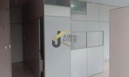 Sala comercial para aluguel com três ambientes (ou um só sem divisórias) no Jardim do Trevo, copa, cozinha e 2 vagas, esquina com a Avenida Piçarrãos.