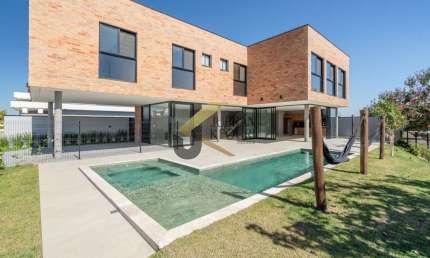 Casa à venda em condomínio -Jaguariúna, com 4 suítes (1 master), lazer comum e garagem para vários carros.