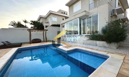 Casa à venda no Alphaville Dom Pedro - Campinas, com 3 suítes, lazer privativo com piscina e garagem para 4 carros.