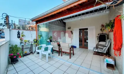 3 quartos, suíte, 2 vagas, quintal, churrasqueira, corredor lateral, área de serviço.