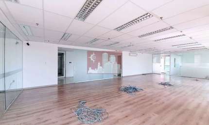 Conjunto Comercial de Salas prontas para uso, inclusive com ar condicionado, com 260mt2 e 7 vagas