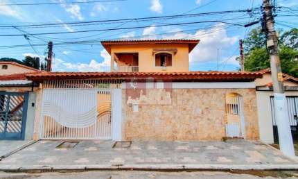 Sobrado no Horto com quintal, churrasqueira, 5 quartos, 2 salas e 10 vagas.