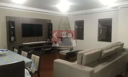 Linda casa em bairro muito tranquilo bem próximo ao horto florestal....4 suites
