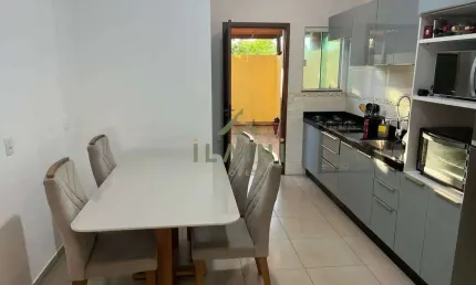Sobrado com 2 dormitórios a venda no bairro Sta Regina.