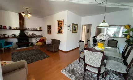 Casa Residencial de 5 dorms sendo 2 suítes no Estreito