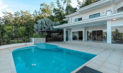 Casa de 477m² com 7 quartos sendo 4 suítes na Carvoeira