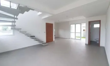 Casa Residencial de 3 dorms no bairro Pântano Do Sul