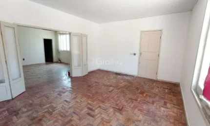 Casa de 203m² com 5 quartos sendo 1 suíte na Agronômica