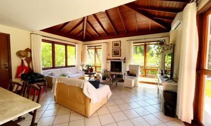 Casa em Condomínio fechado com 4 quartos sendo 1 suíte no Rio Tavares