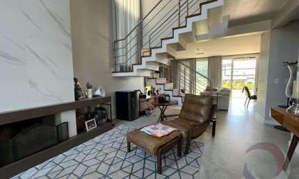 Casa Residencial de 4 dorms no bairro Ingleses Do Rio Vermelho