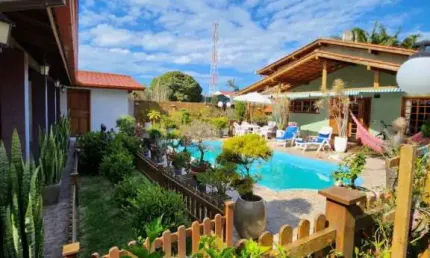 Casa Residencial de 4 dorms no bairro Armação Do Pântano Do Sul
