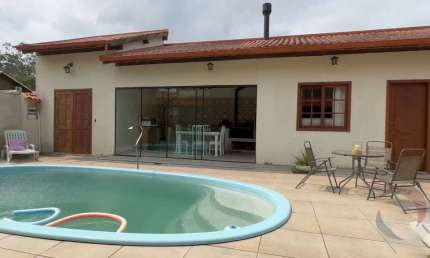 Casa Residencial de 5 dorms no bairro Vargem Grande