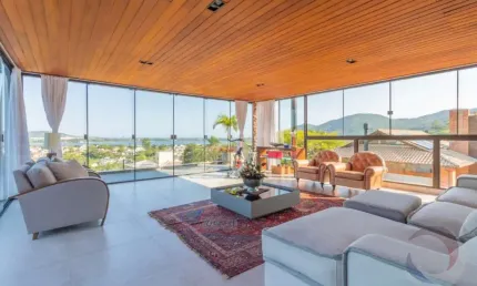 Casa de Alto Padrão com 751,66m² e 3 suítes na Lagoa Da Conceição