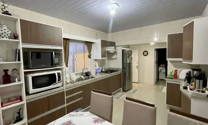 Casa Residencial de 5 dorms no bairro Forquilhinhas