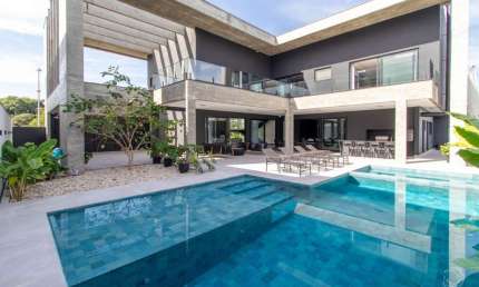 Casa Residencial de 5 dorms no bairro Jurerê Internacional