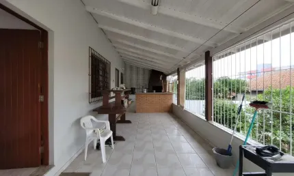 Casa Residencial de 4 dorms no bairro Praia Comprida