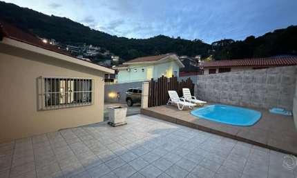 Casa Residencial de 3 dorms no bairro Saco Dos Limões