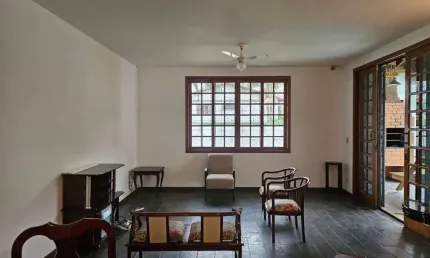 Casa Residencial de 4 dorms no bairro Córrego Grande