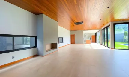 Casa Residencial de 4 dorms no bairro Lagoa Da Conceição