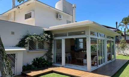 Casa Residencial de 4 dorms no bairro Lagoa Da Conceição