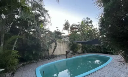 Casa Residencial de 7 dorms no bairro Praia Comprida