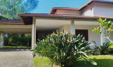 Casa Residencial de 4 dorms no bairro Ponta Das Canas