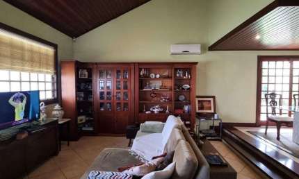 Casa de 03 dormitórios e 1 suíte no bairro Carianos.