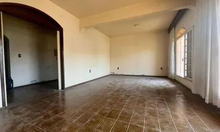 Casa Residencial de 310m² com 4 quartos sendo 1 suíte no Baln. do Estreito