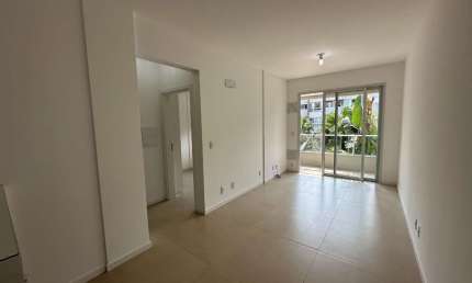 Excelente apartamento mobiliado, localizado em Condomínio Clube à Beira-Mar