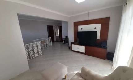Casa ampla, com 3 dormitórios sendo 1 suíte e 2 vagas de garagem