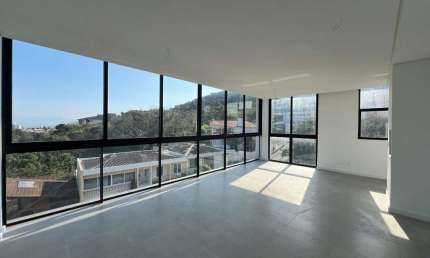Apartamento com 2 dorms sendo 1 suíte no bairro Coqueiros