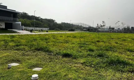 Terreno em condomínio fechado, com 300m² no bairro pedra branca.