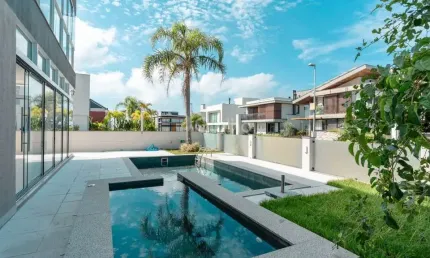 Casa de 342,88m² com 5 quartos sendo 3 suítes no morro das pedras