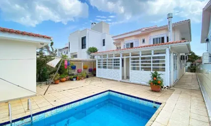 Casa Residencial de 237m² com 4 suítes na Santa Mônica