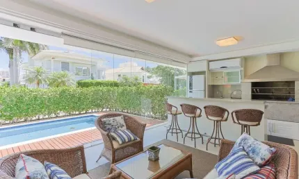 Casa de 380m² com 3 quartos sendo 1 suíte em condomínio fechado no Cacupé