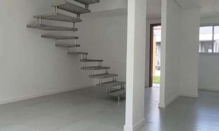 Casa residencial com 2 suítes, em condomínio fechado
