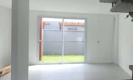 Casa residencial com 2 suítes, em condomínio fechado