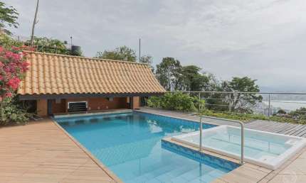 Casa com vista mar e 4 quartos no Centro de Florianópolis