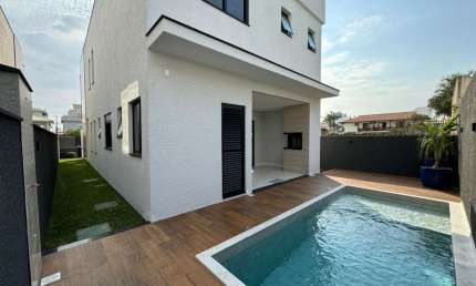 Casa residencial com 233,74m² em Ingleses do Rio Vermelho